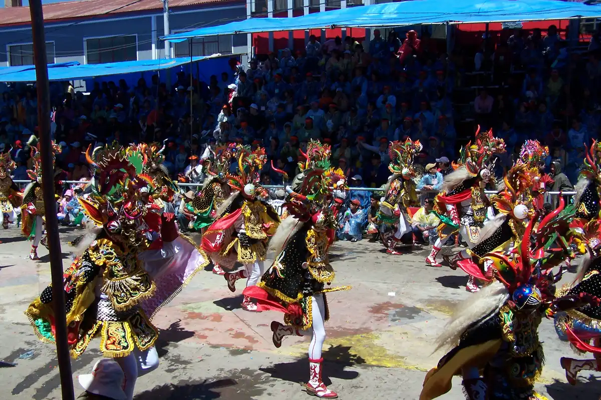 Dançarinos de diablada diante das arquibancadas no Carnaval de Oruro