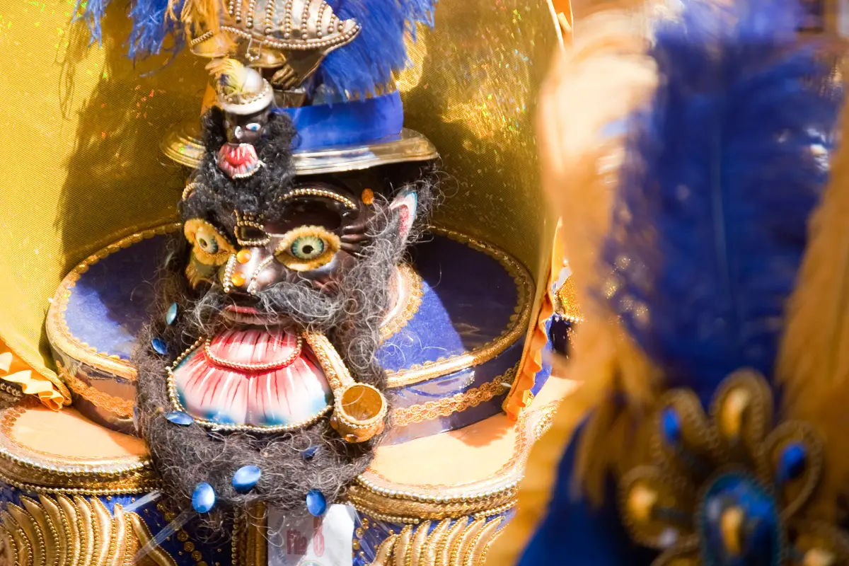 Detalhe de máscara e bordado de traje no Carnaval de Oruro em 2009
