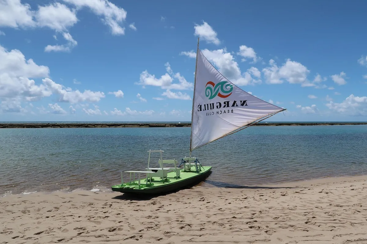 Jangadas coloridas na praia de Porto de Galinhas, em Ipojuca, Pernambuco
