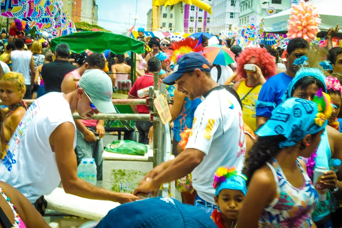 Foliões fantasiados na multidão do Galo da Madrugada, no Centro do Recife