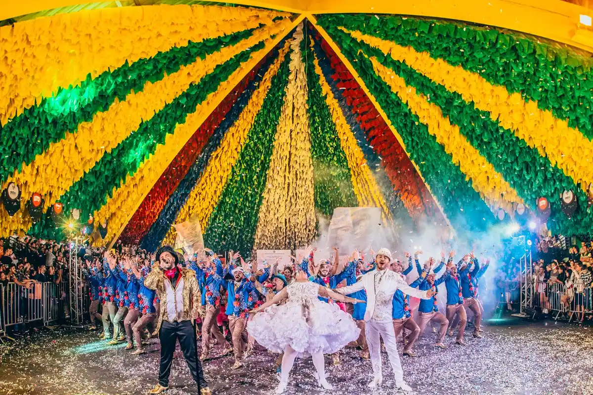 Foliões fantasiados em festa de rua de Carnaval; foto ilustrativa