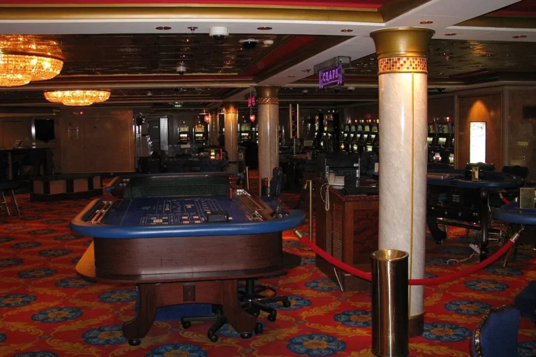Cassino a bordo do navio Norwegian Dawn, com caça-níqueis e mesas