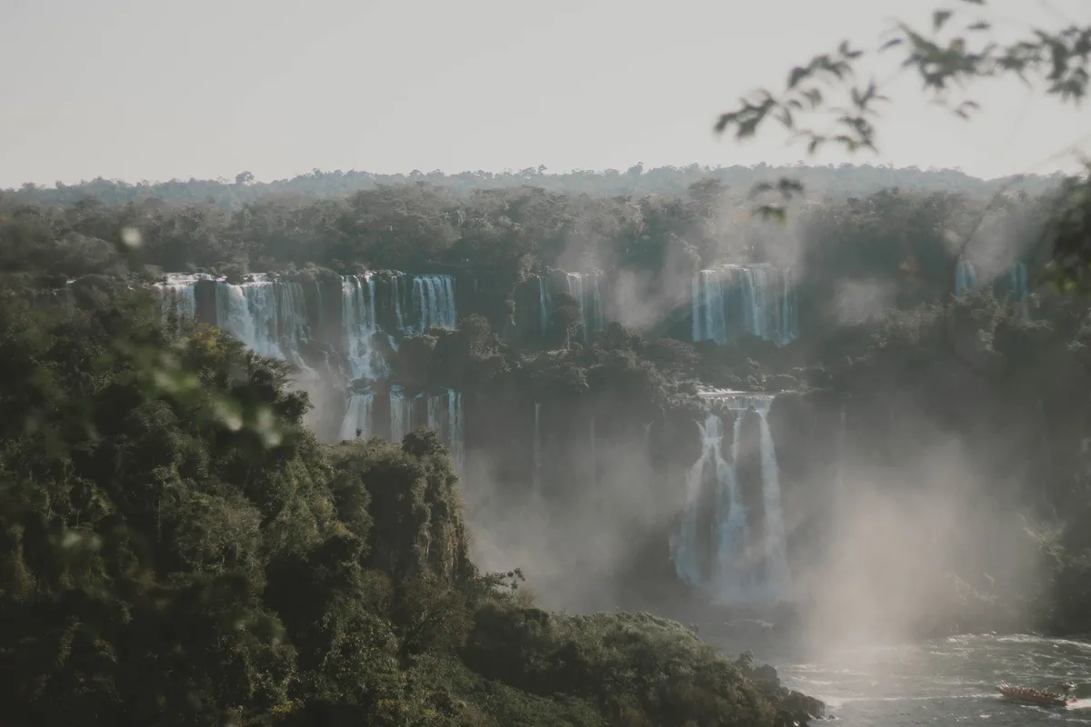 Quedas das Cataratas do Iguaçu vistas entre a mata