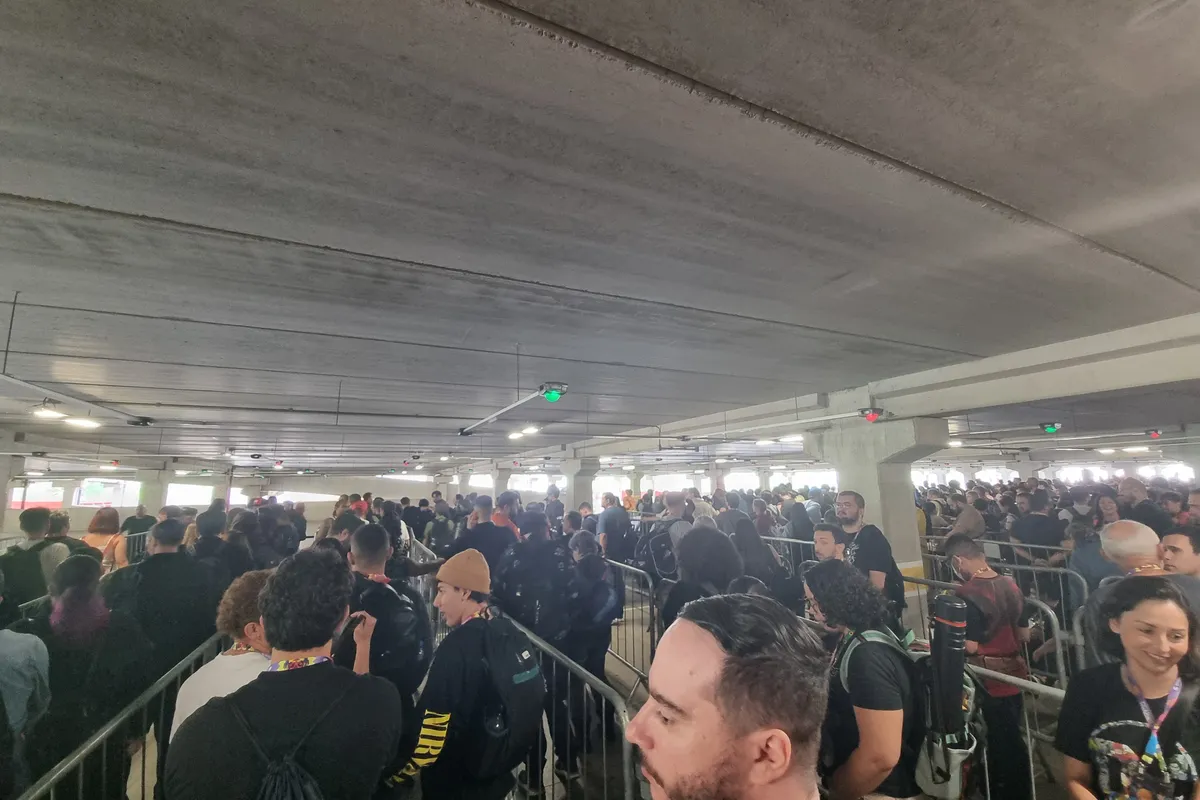 Público antes da abertura na CCXP 2024, edição anterior em São Paulo
