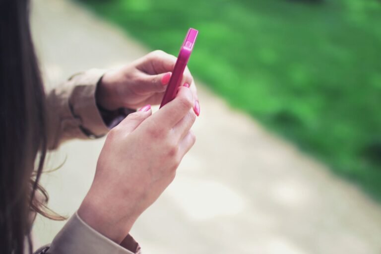 Pessoa usando celular para consultar informações antes da viagem