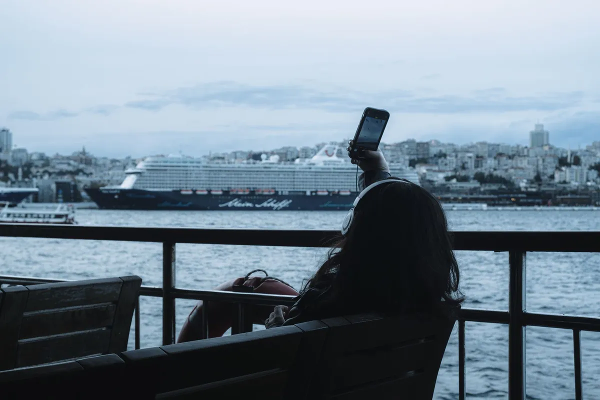 Passageira usando o celular a bordo de um navio