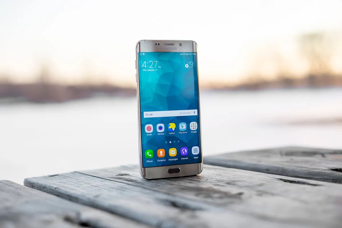 Tela de um smartphone com ícones de aplicativos