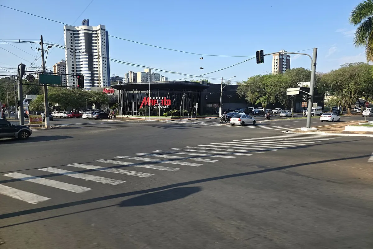 Rua e comércio no Centro de Foz do Iguaçu, junto ao Super Muffato