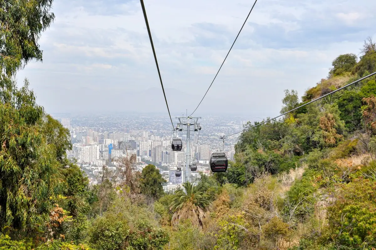 Teleférico do Cerro San Cristóbal sobre a cidade de Santiago