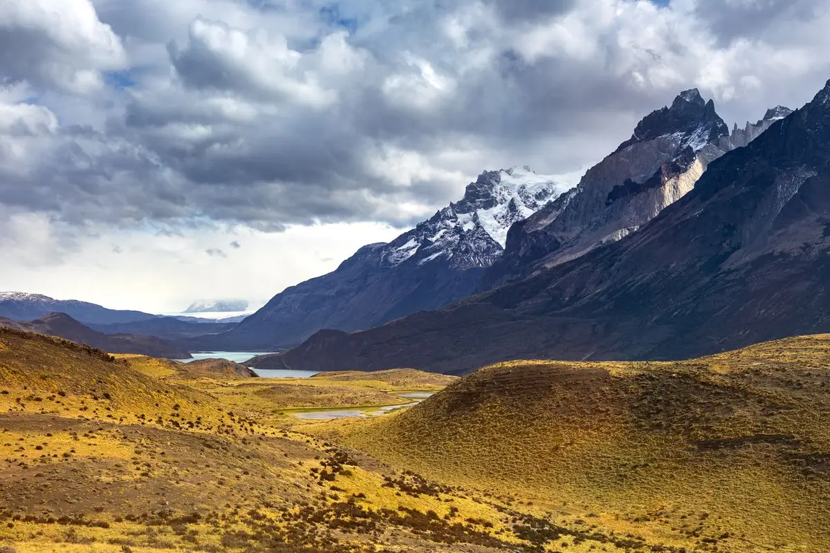 Picos das Torres del Paine sobre lago na Patagônia chilena