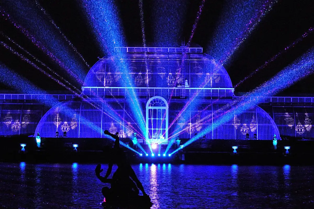 Instalación de luces de colores en los jardines de Kew durante el Christmas at Kew