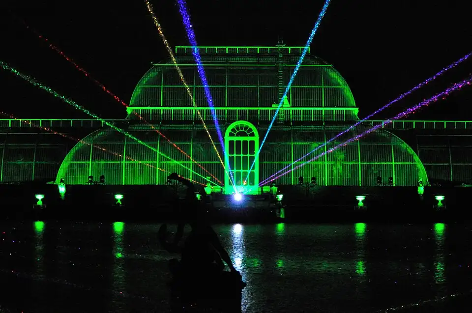 Camino iluminado de noche en el Christmas at Kew, Royal Botanic Gardens en Londres