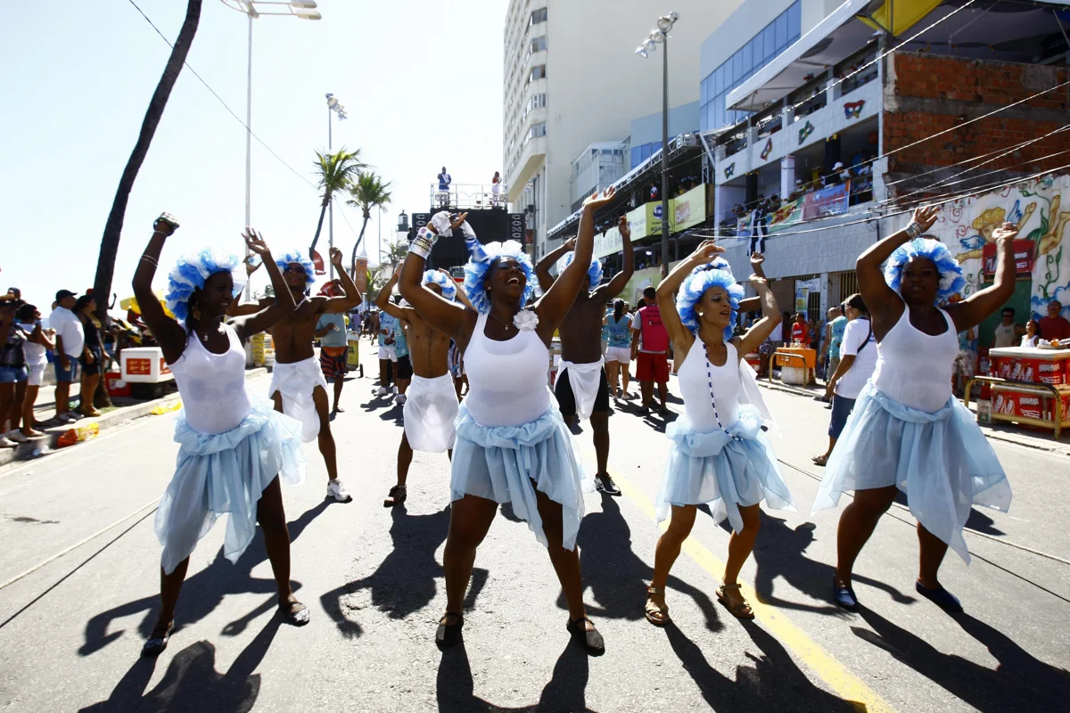 Foliões de branco e azul com trio ao fundo no Circuito Dodô, Carnaval de Salvador de 2012