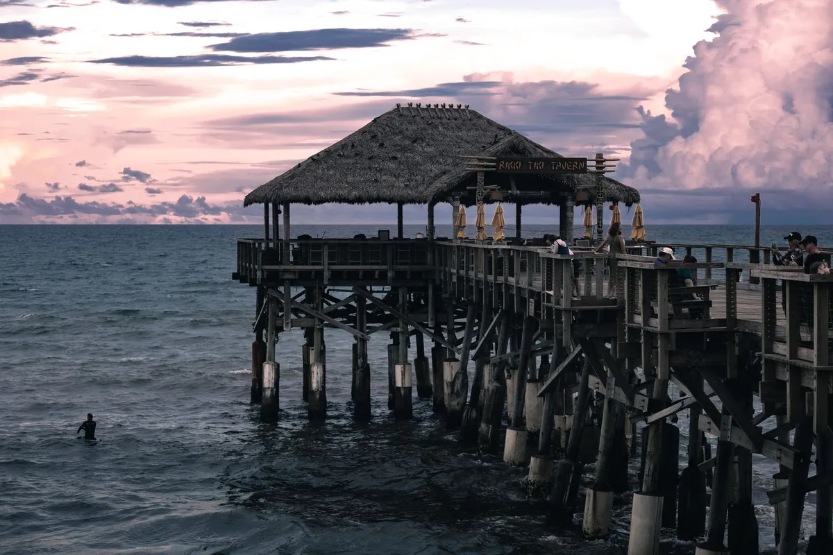 Píer de Cocoa Beach ao entardecer na Flórida
