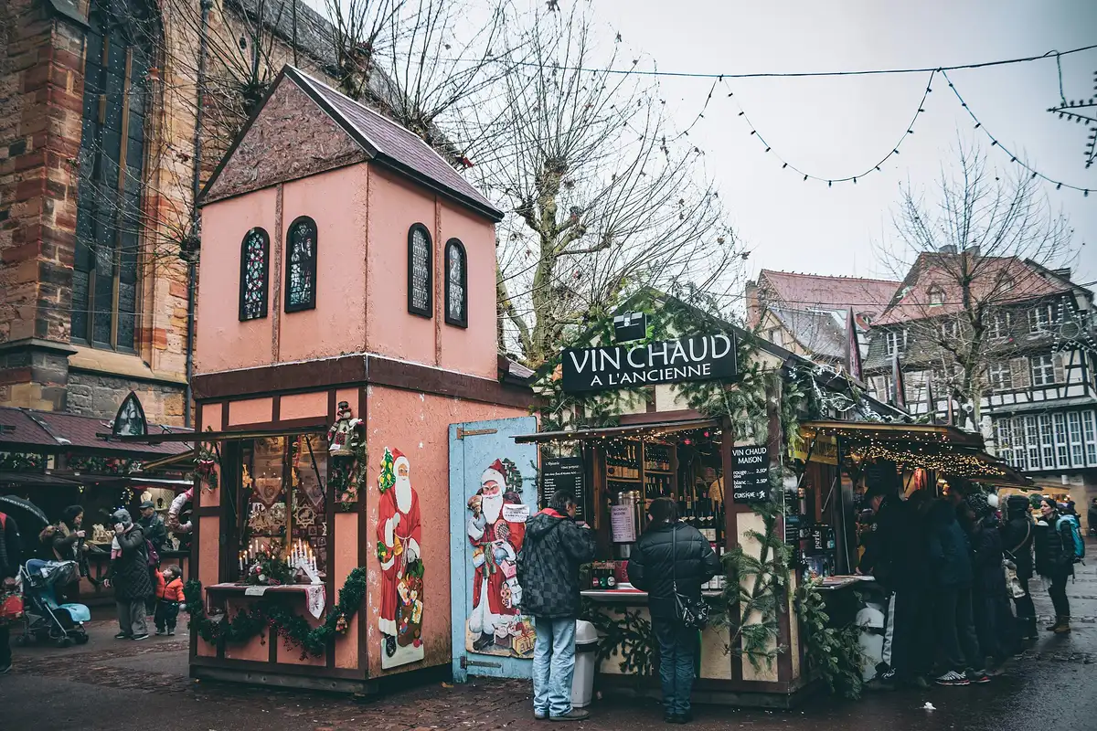Barracas de vinho quente no mercado de Natal de Colmar em 2017