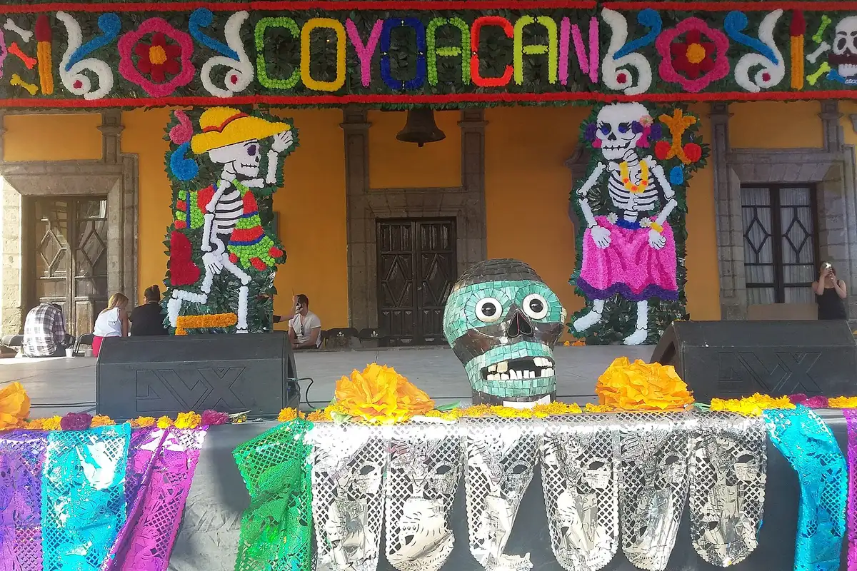 Ofrenda colorida do Día de Muertos em Coyoacán, com catrinas de papel e papel picado
