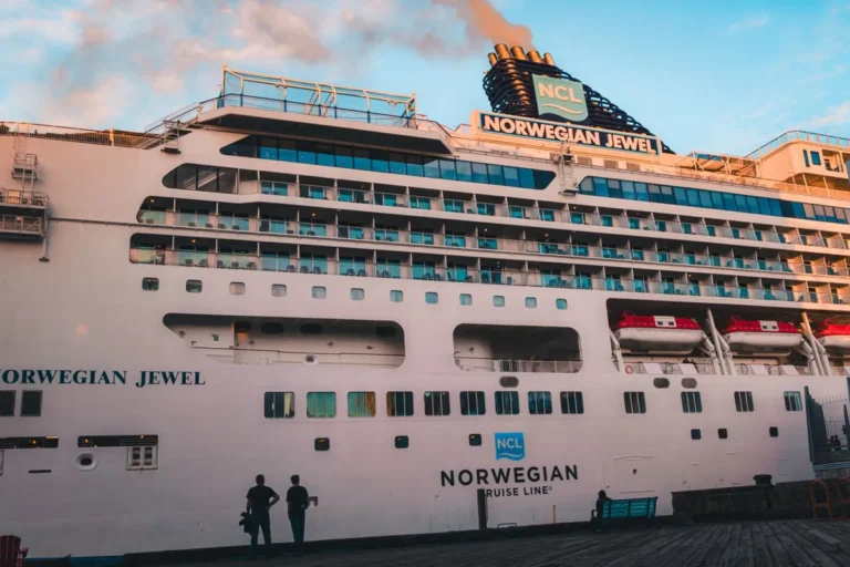 Navio de cruzeiro atracado no cais ao pôr do sol