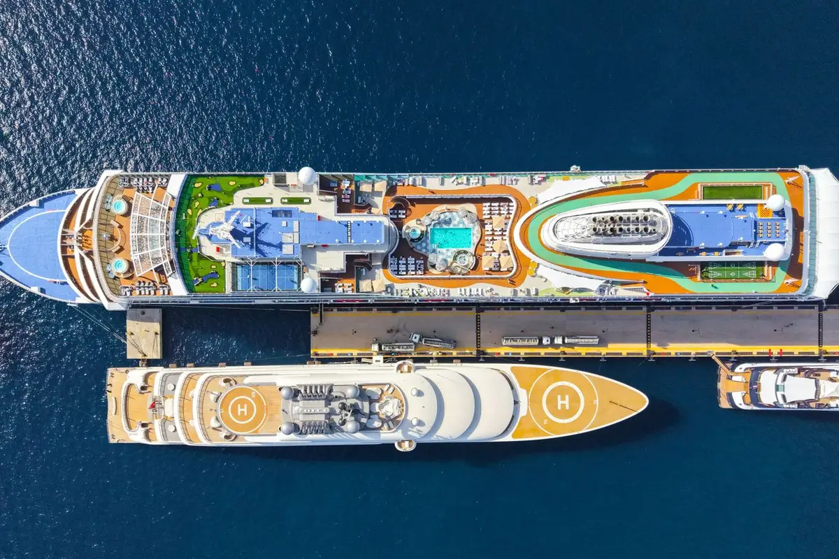 Navios de cruzeiro atracados no porto, vistos de cima