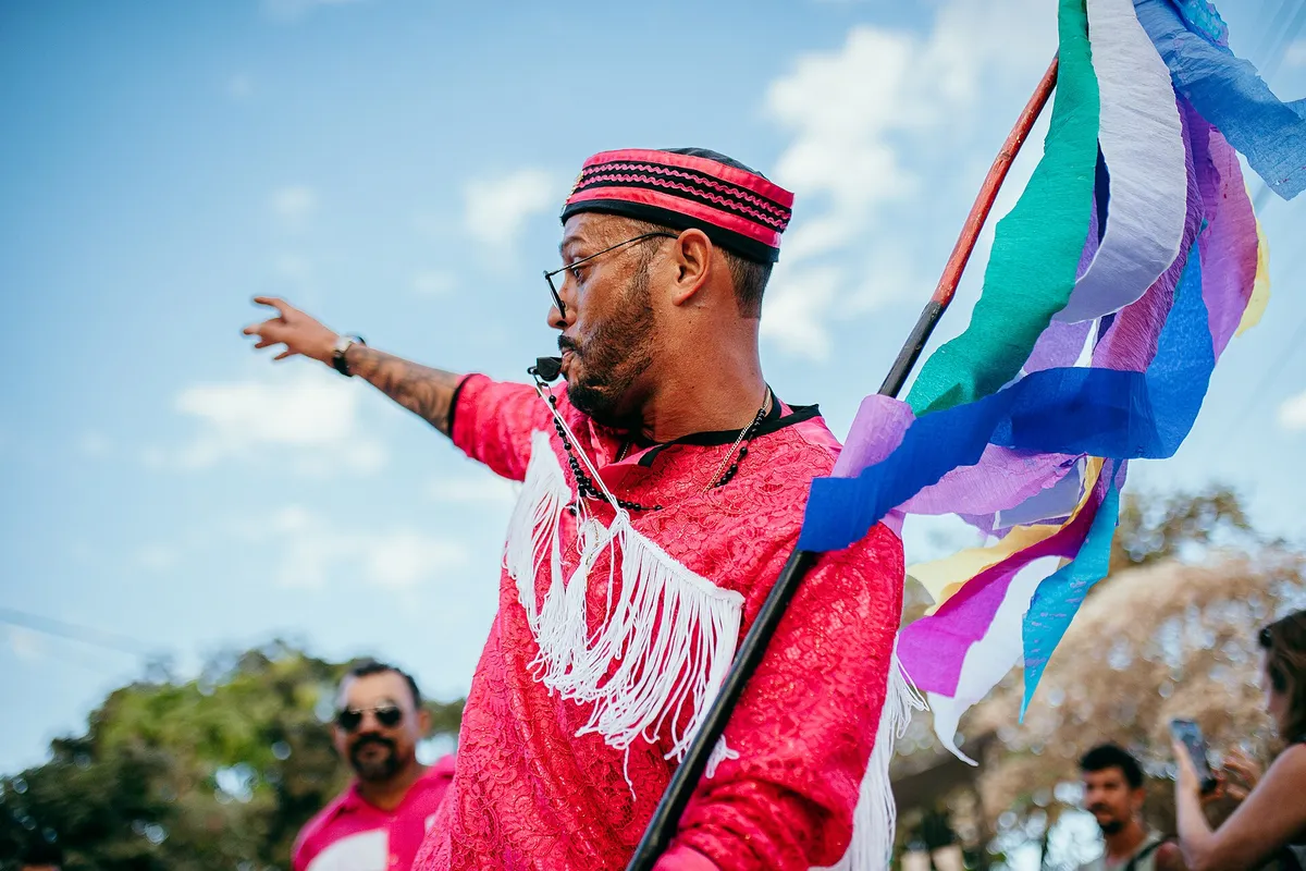 Bandeireiro do Terno Vilão Rosa durante apresentação da Congada de Catalão