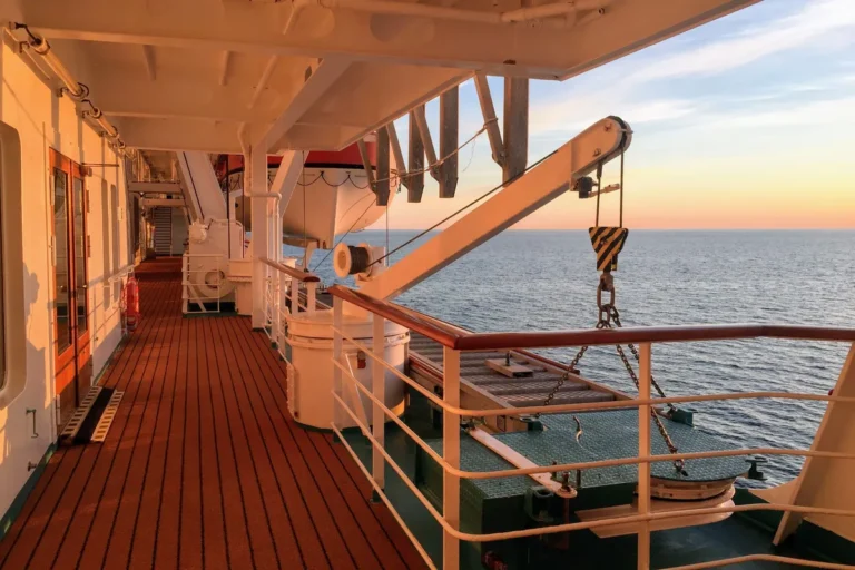 Convés de navio de cruzeiro ao pôr do sol