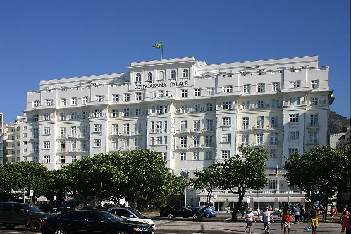 Fachada branca do Copacabana Palace na Avenida Atlântica, em Copacabana, Rio de Janeiro