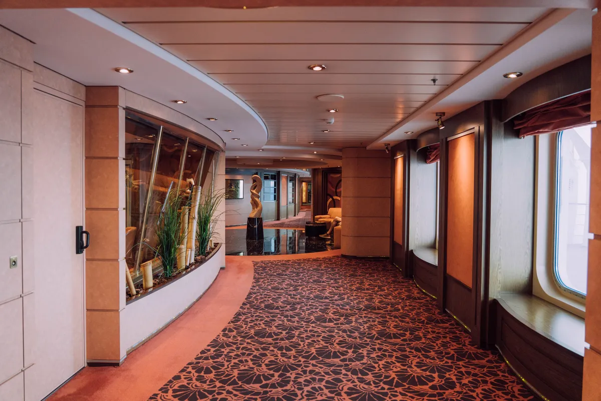 Corredor de área comum de navio de cruzeiro