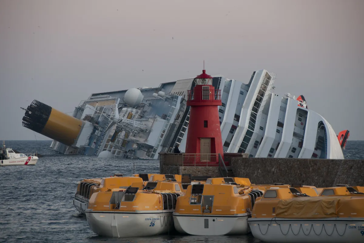 Costa Concordia tombado sobre as rochas da Isola del Giglio