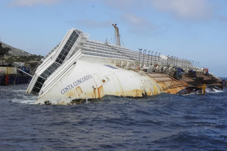 Casco do Costa Concordia adernado diante da Isola del Giglio, na Itália