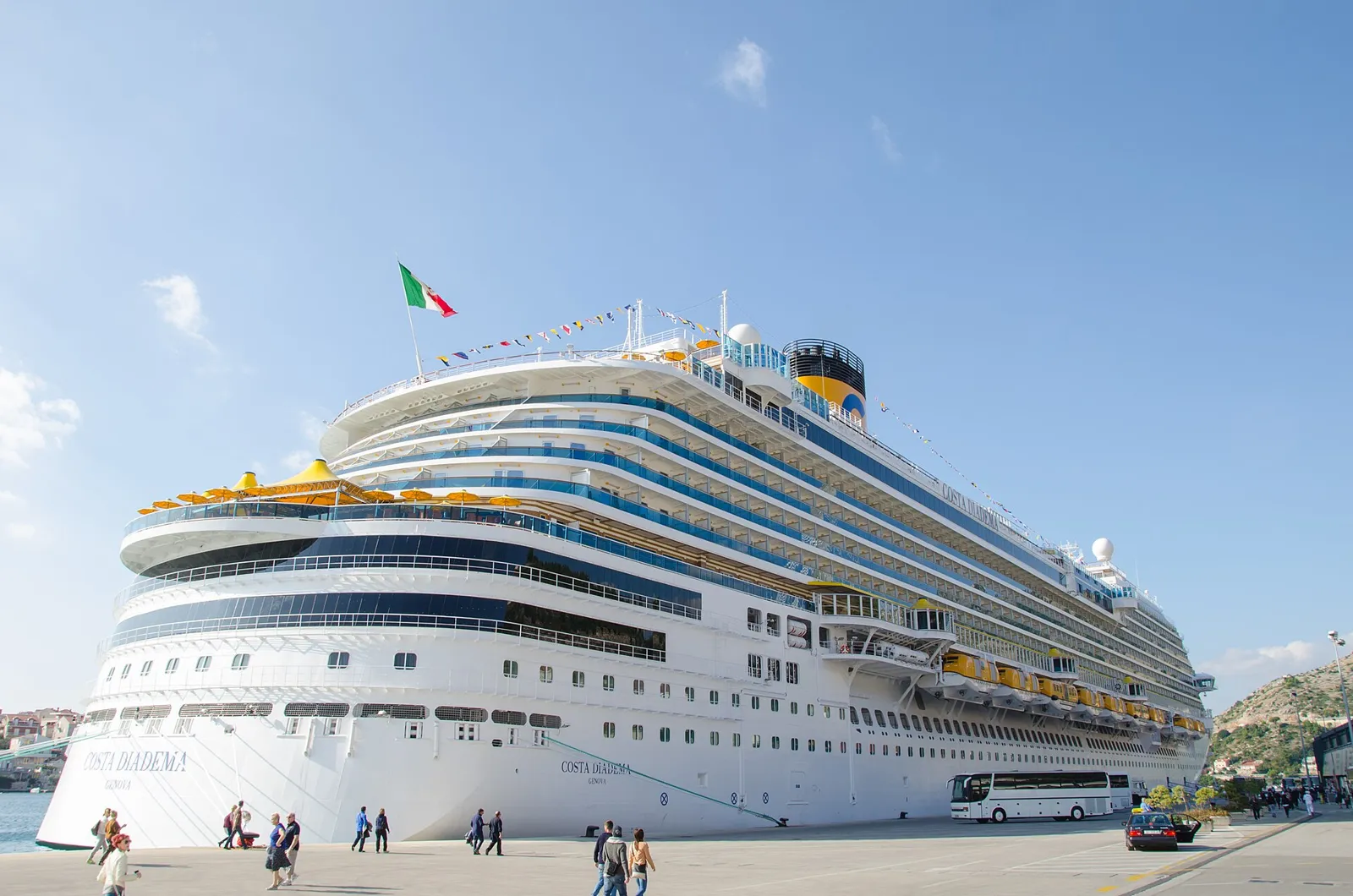 Costa Diadema atracado no cais de Dubrovnik, visto de perto pela popa