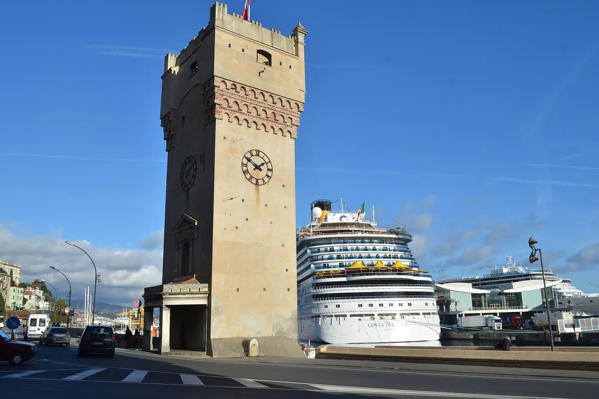 Costa Diadema atracado em porto, navio que sai de Santos aos domingos na temporada 2026/2027