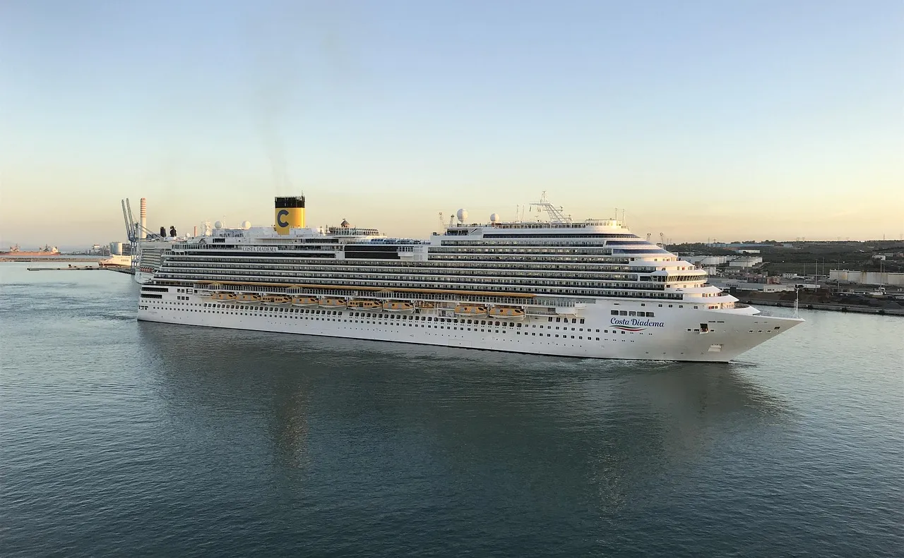 Costa Diadema chegando ao porto de Civitavecchia ao amanhecer
