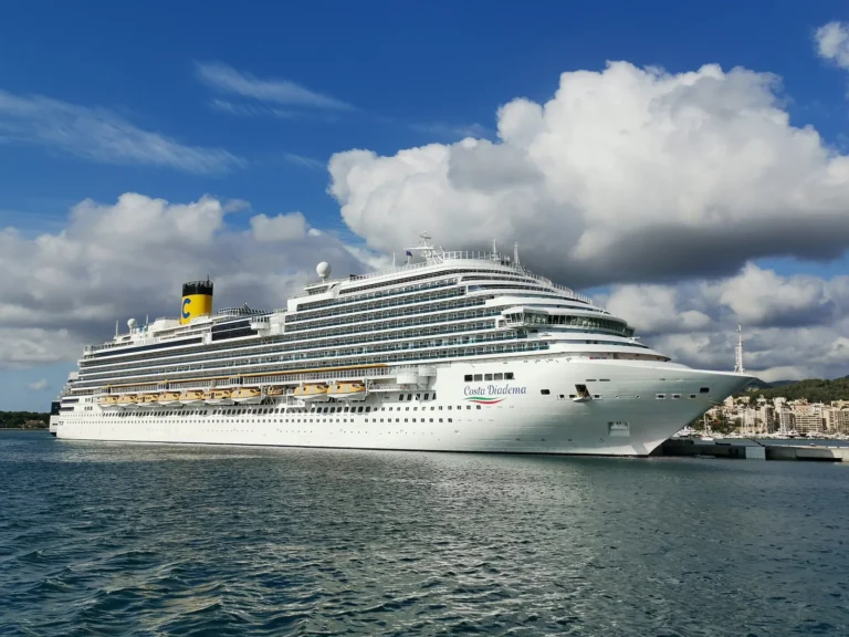 Costa Diadema navegando no porto de Palma de Maiorca, com a chaminé amarela da Costa