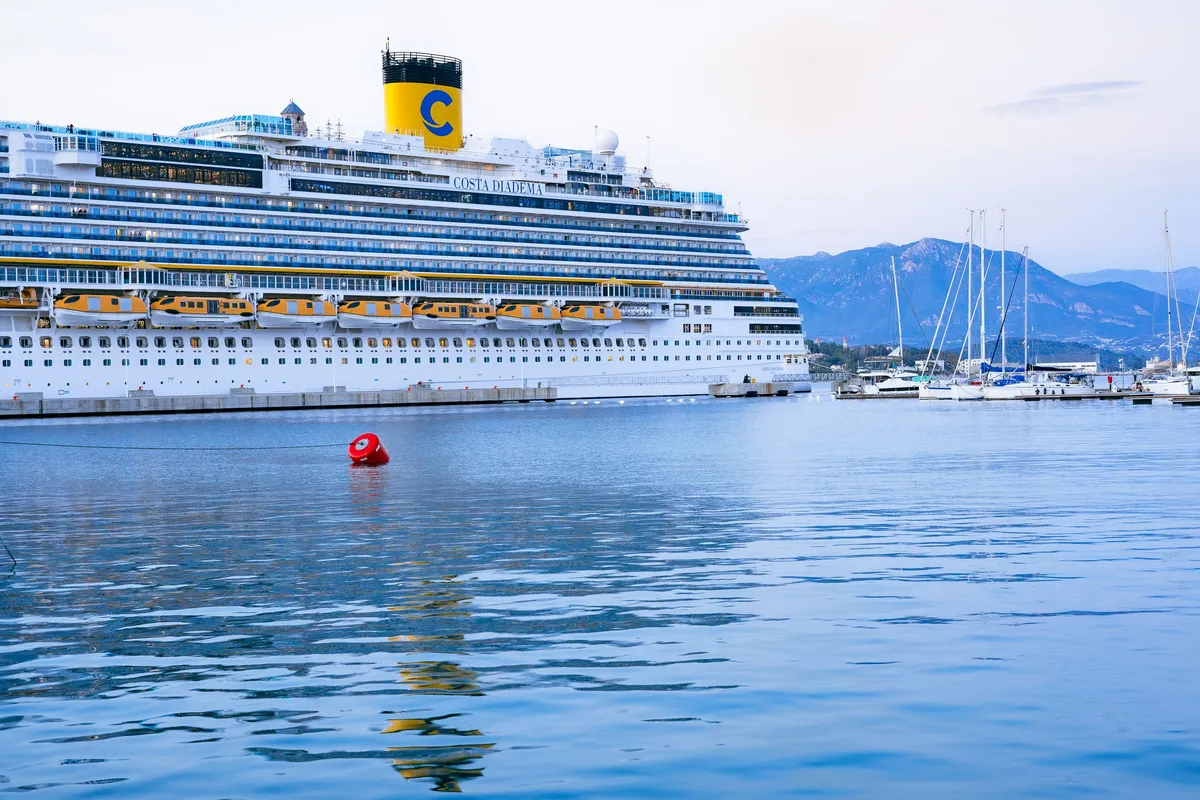 Costa Diadema visto de lado, com cabines externas e varandas