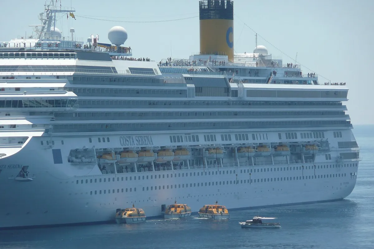 Costa Serena navegando com os botes salva-vidas laranja à vista