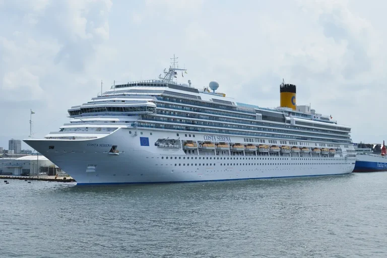 Navio Costa Serena atracado no porto de Hakata, no Japão
