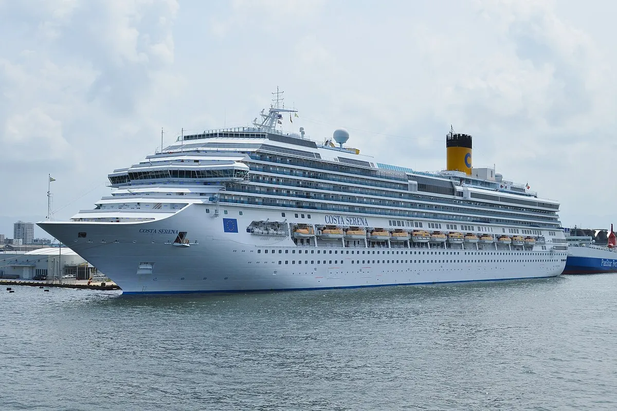 Navio Costa Serena atracado no porto de Hakata, no Japão