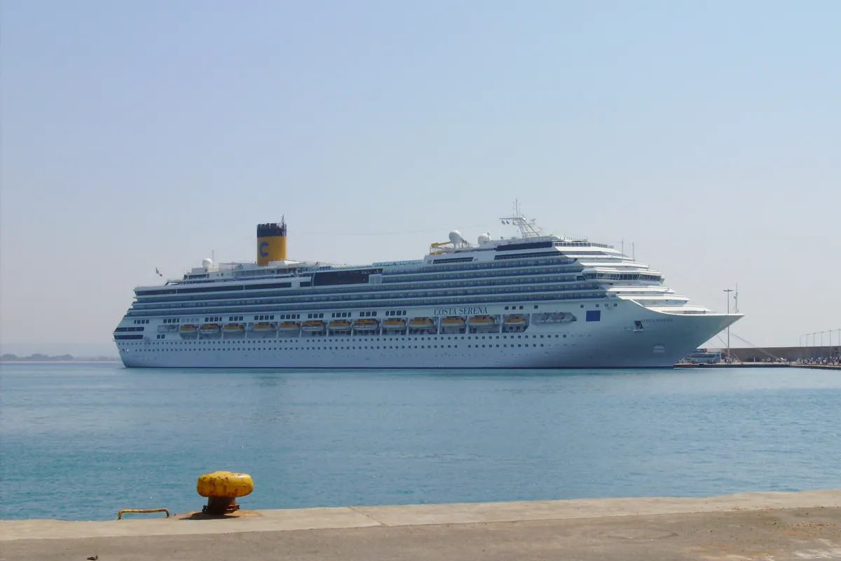 Navio Costa Serena atracado no Rio de Janeiro