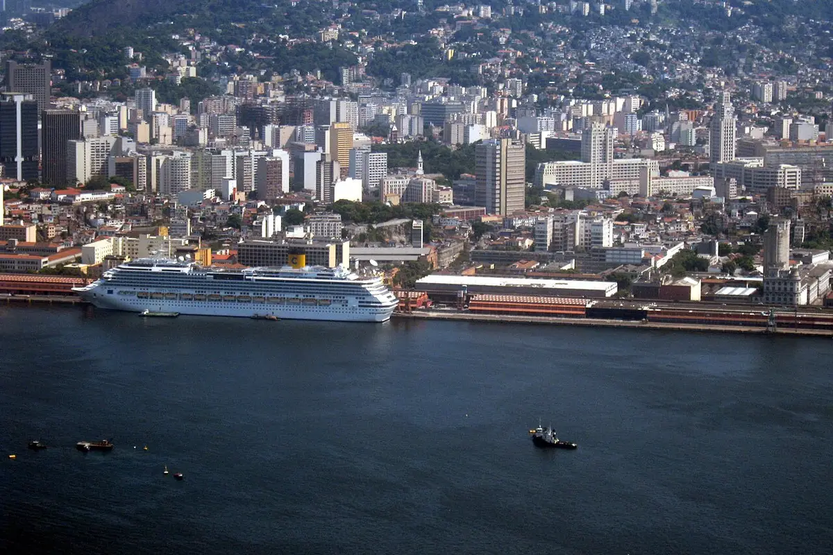 Costa Serena atracado no porto do Rio de Janeiro visto do alto