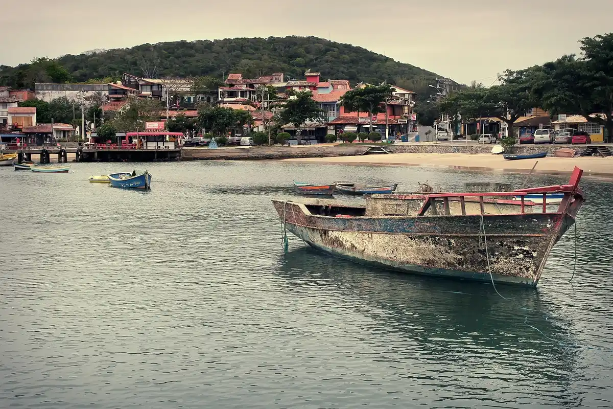 Barcos ancorados na orla de Armação dos Búzios, escala dos cruzeiros de 3 noites saindo de Santos
