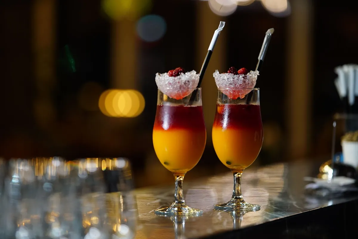 Drinques coloridos no balcão de bar, como os incluídos nos pacotes de bebidas de cruzeiro