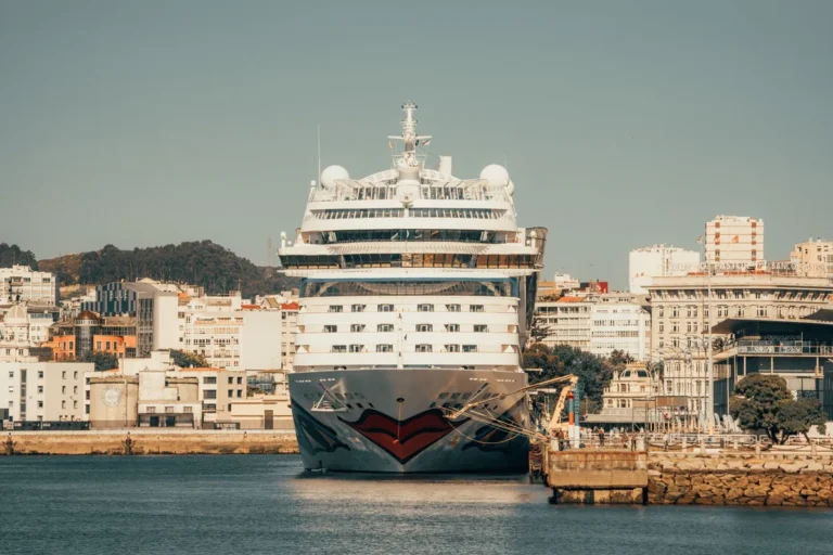 Navio de cruzeiro navegando em mar aberto