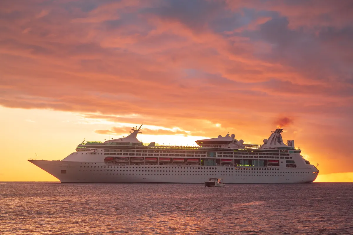 Navio de cruzeiro navegando no mar do Caribe em dia de sol