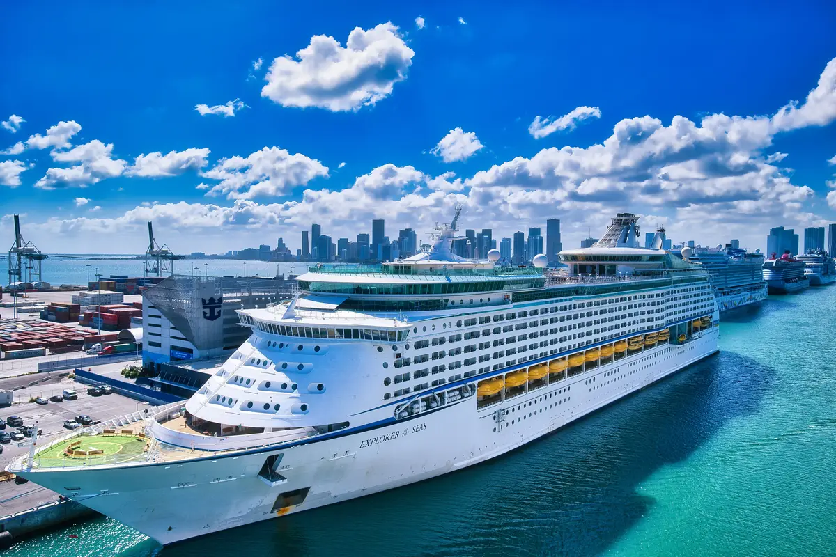 Navio de cruzeiro atracado no PortMiami visto de drone