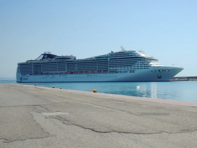 MSC Divina atracado em um porto da Grécia, com céu azul e mar calmo