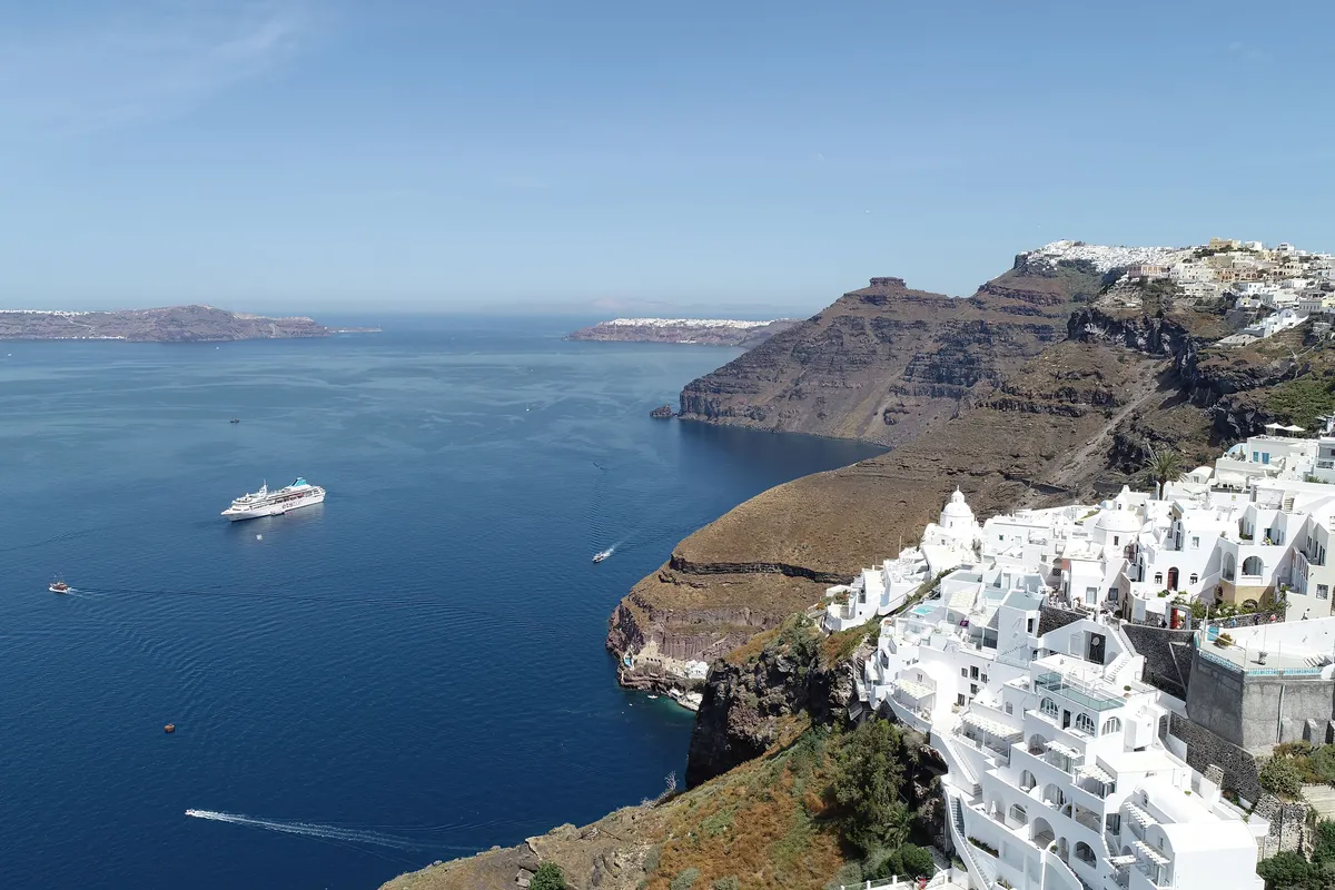 Navio de cruzeiro fundeado na caldeira de Santorini, visto de Fira