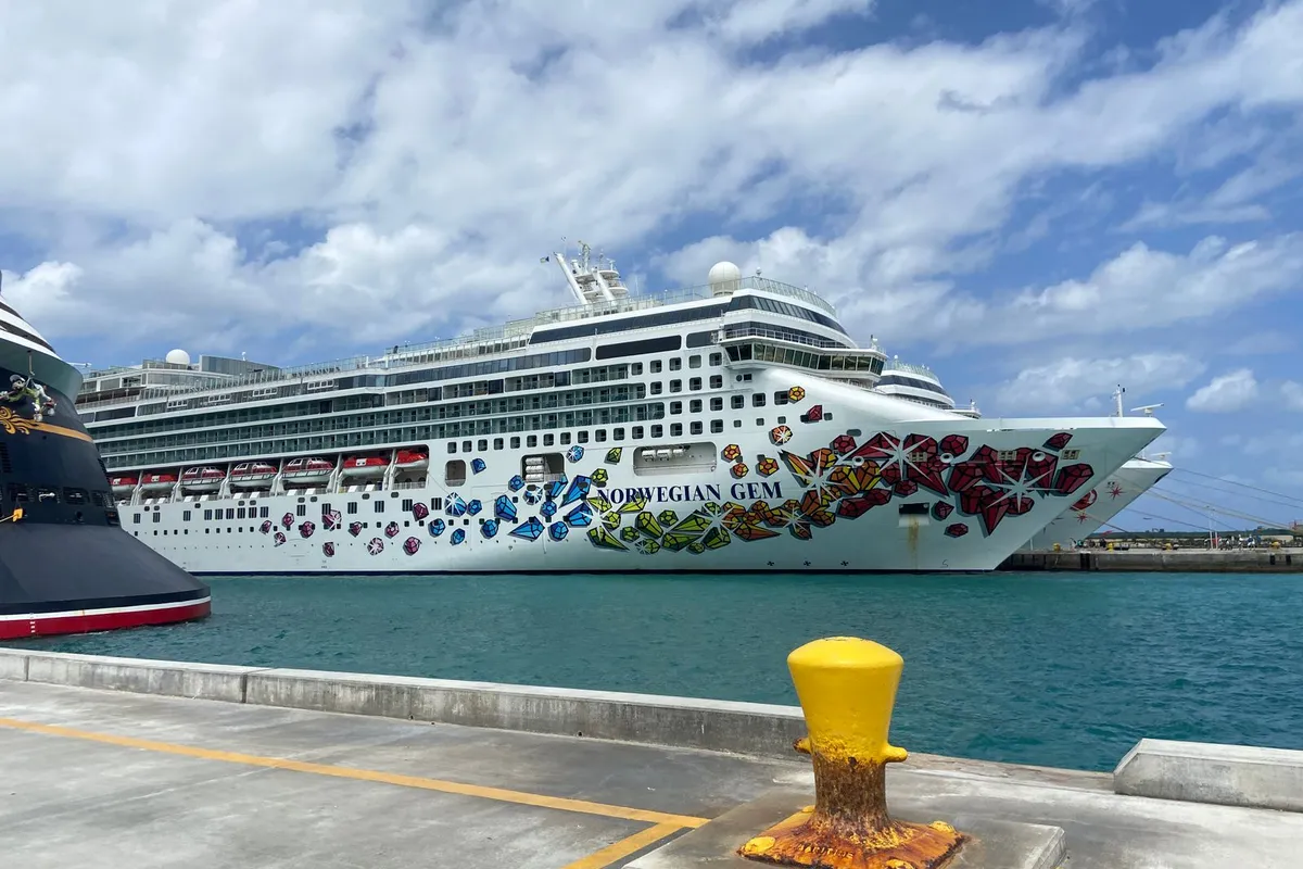Navio Norwegian Gem atracado no porto de Nassau, nas Bahamas