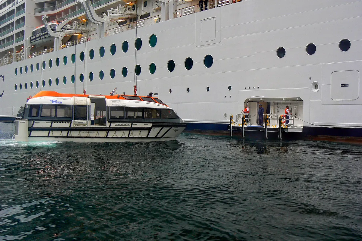 Lancha de desembarque (tender) encostando na plataforma de um navio da MSC
