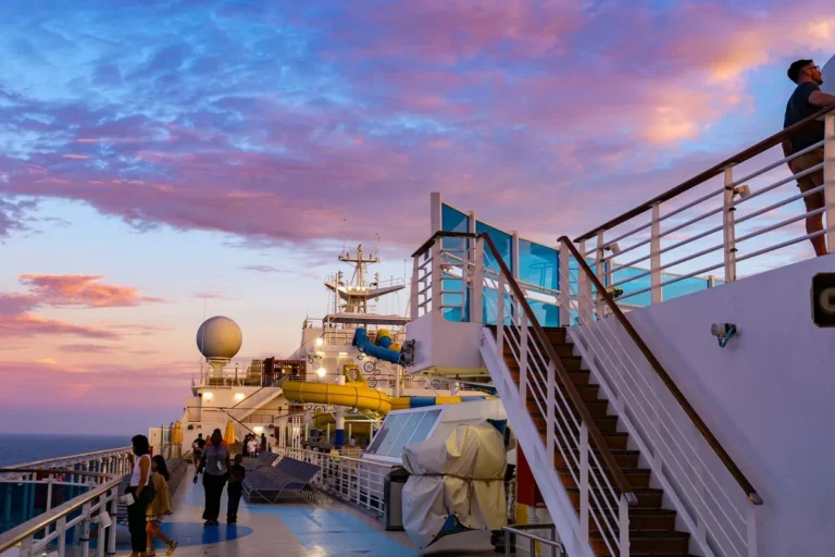 Deck de navio de cruzeiro ao pôr do sol, cenário de encontros de solteiros a bordo