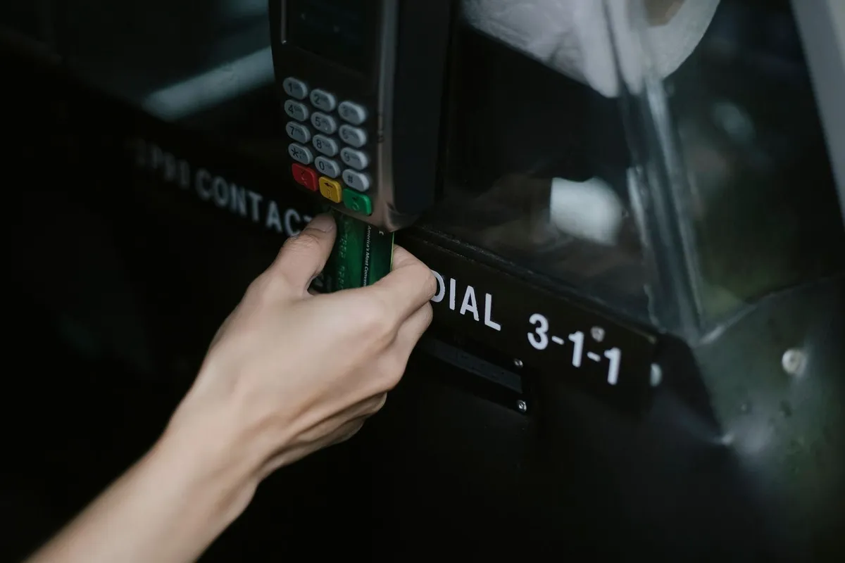 Passageiro pagando com cartão em maquininha