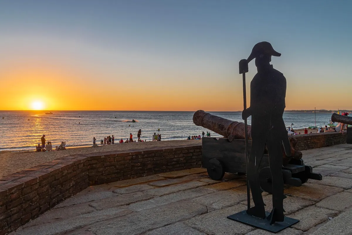 Praia em Punta del Este ao pôr do sol, escala do cruzeiro Rio da Prata